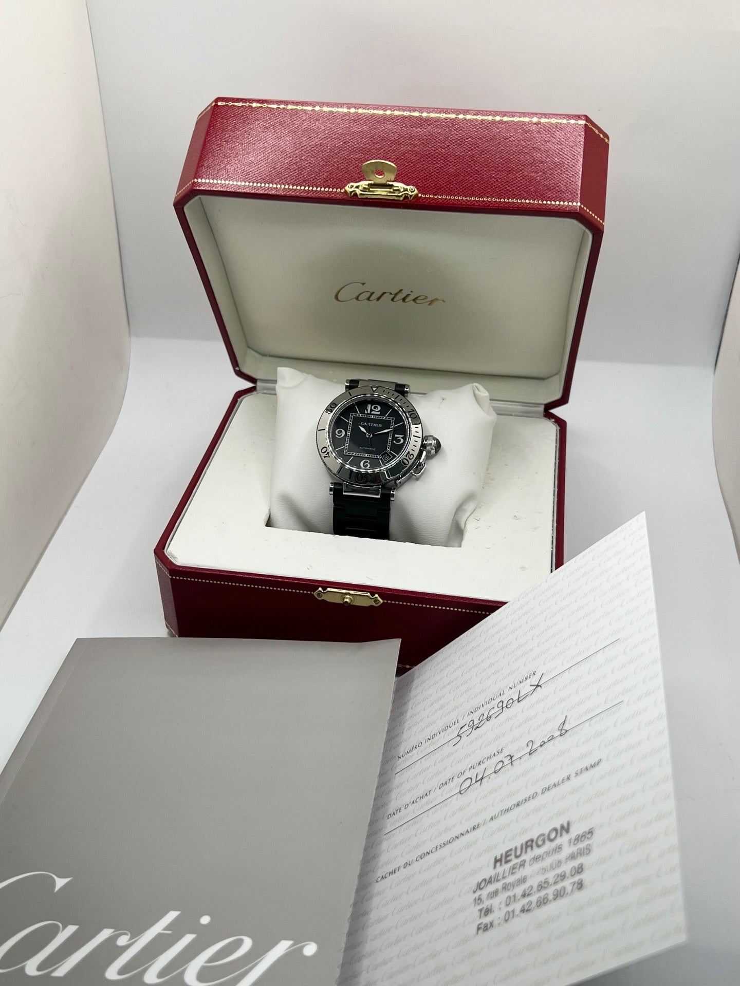 Montre Cartier Pasha Seatimer référence 2790 en acier inoxydable avec boîtier de 40 mm, mouvement automatique calibre 049 basé sur l'ETA 2892-A2 et réserve de marche de 42 heures. Son cadran noir à chiffres arabes est protégé par un verre saphir. Équipée d'un bracelet en acier avec boucle déployante, cette montre est étanche à 10 ATM et dispose d'un guichet date. Vendue avec son coffret et ses papiers d'origine, révisée en interne et en très bon état.