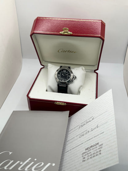 Montre Cartier Pasha Seatimer référence 2790 en acier inoxydable avec boîtier de 40 mm, mouvement automatique calibre 049 basé sur l'ETA 2892-A2 et réserve de marche de 42 heures. Son cadran noir à chiffres arabes est protégé par un verre saphir. Équipée d'un bracelet en acier avec boucle déployante, cette montre est étanche à 10 ATM et dispose d'un guichet date. Vendue avec son coffret et ses papiers d'origine, révisée en interne et en très bon état.