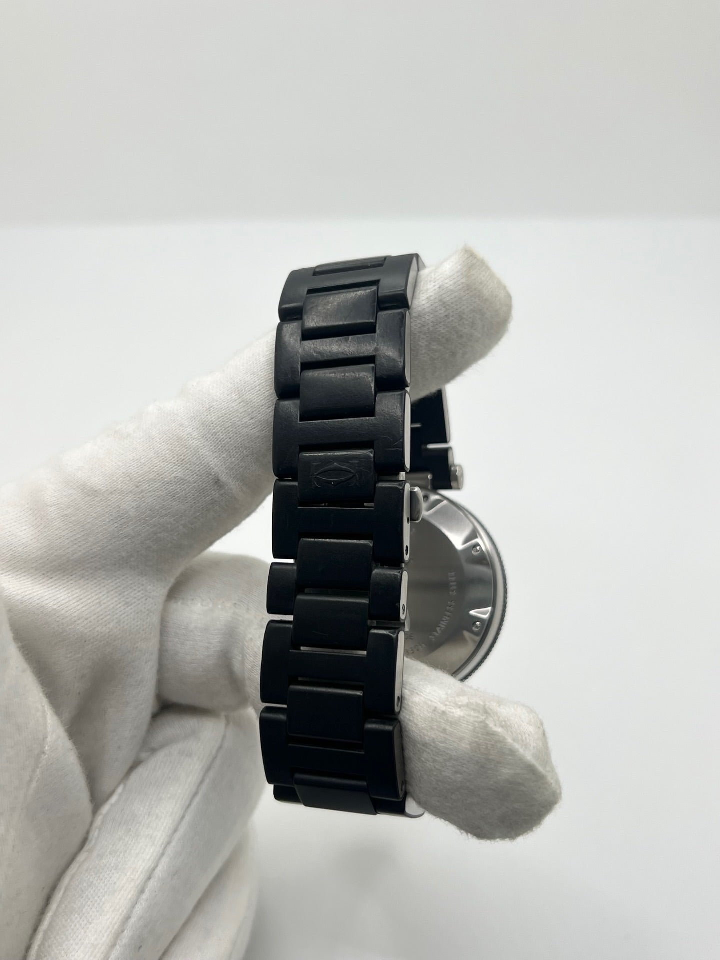 Montre Cartier Pasha Seatimer référence 2790 en acier inoxydable avec boîtier de 40 mm, mouvement automatique calibre 049 basé sur l'ETA 2892-A2 et réserve de marche de 42 heures. Son cadran noir à chiffres arabes est protégé par un verre saphir. Équipée d'un bracelet en acier avec boucle déployante, cette montre est étanche à 10 ATM et dispose d'un guichet date. Vendue avec son coffret et ses papiers d'origine, révisée en interne et en très bon état.