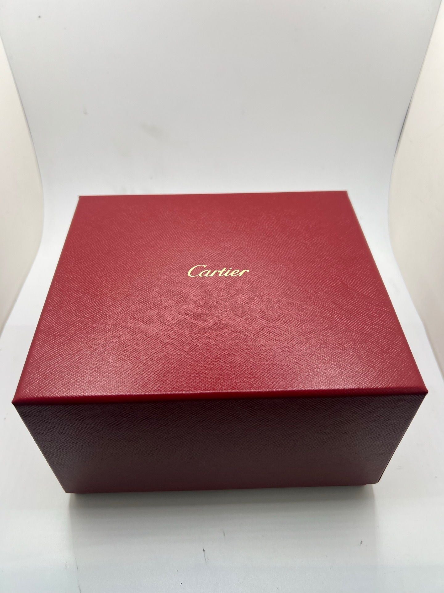 Montre Cartier Pasha C GMT réf. 2377 en acier, dotée d’un mouvement automatique calibre 048. Son boîtier de 35 mm abrite un cadran argenté à chiffres arabes, protégé par un verre saphir. Étanche jusqu’à 10 ATM, cette montre élégante et fonctionnelle est équipée d’un bracelet en acier et d’une boucle déployante double plis.