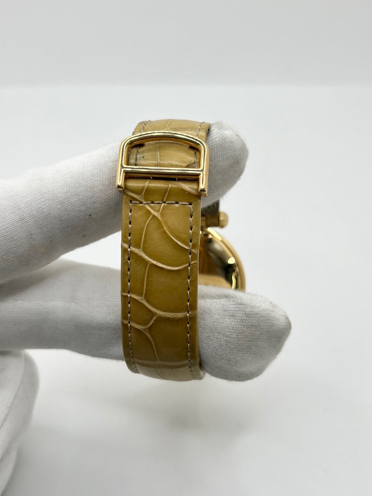 Montre Cartier Pasha 820901 en or jaune, équipée d’un mouvement automatique et d’un boîtier de 38 mm. Son cadran blanc est protégé par un verre saphir et son boîtier offre une étanchéité jusqu’à 10 ATM. Cette montre Cartier Pasha est montée sur un bracelet beige en cuir de crocodile avec boucle déployante en or rose. Dotée d’un affichage de la date, elle associe élégance, caractère et raffinement. Un modèle iconique en très bon état.