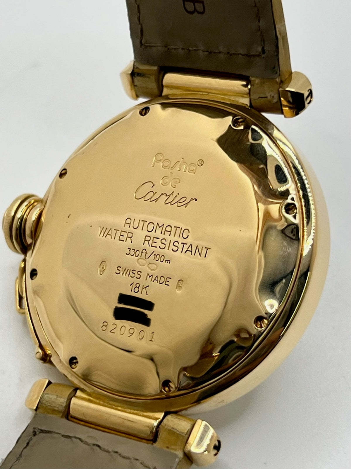 Montre Cartier Pasha 820901 en or jaune, équipée d’un mouvement automatique et d’un boîtier de 38 mm. Son cadran blanc est protégé par un verre saphir et son boîtier offre une étanchéité jusqu’à 10 ATM. Cette montre Cartier Pasha est montée sur un bracelet beige en cuir de crocodile avec boucle déployante en or rose. Dotée d’un affichage de la date, elle associe élégance, caractère et raffinement. Un modèle iconique en très bon état.