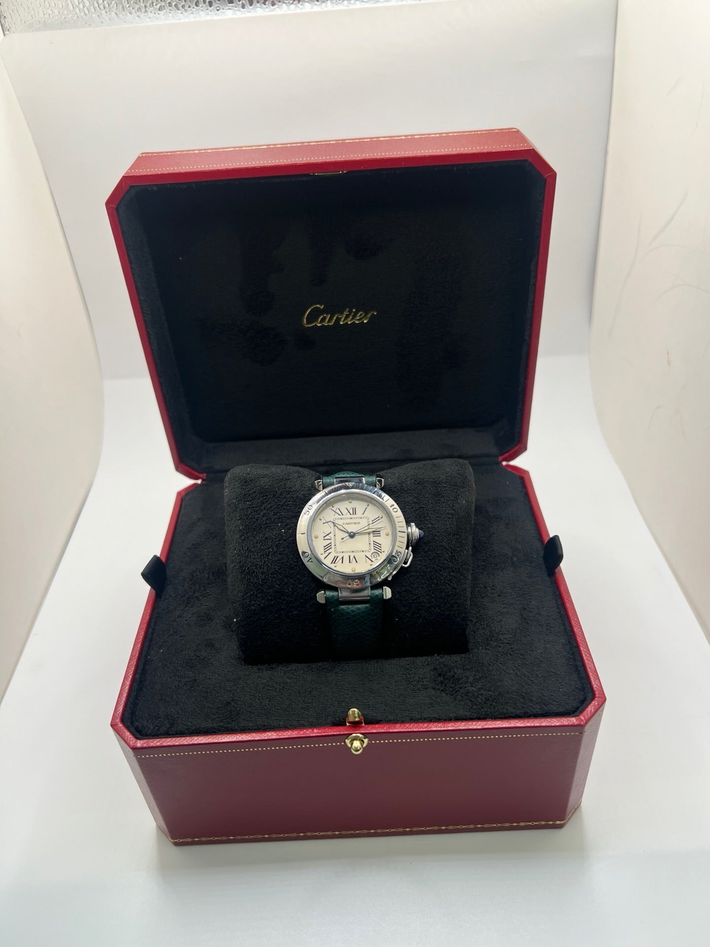 Montre Cartier Pasha 4010 en acier pour homme ou unisexe, dotée d’un mouvement automatique et d’un boîtier de 36 mm. Ce modèle d’occasion en très bon état présente un cadran blanc à chiffres romains, un verre saphir et une fonction date. Son bracelet en acier avec boucle ardillon offre un style élégant et intemporel. Cette montre de luxe Cartier Pasha séduit par son design iconique et son allure raffinée, idéale pour les amateurs d’horlogerie de prestige.