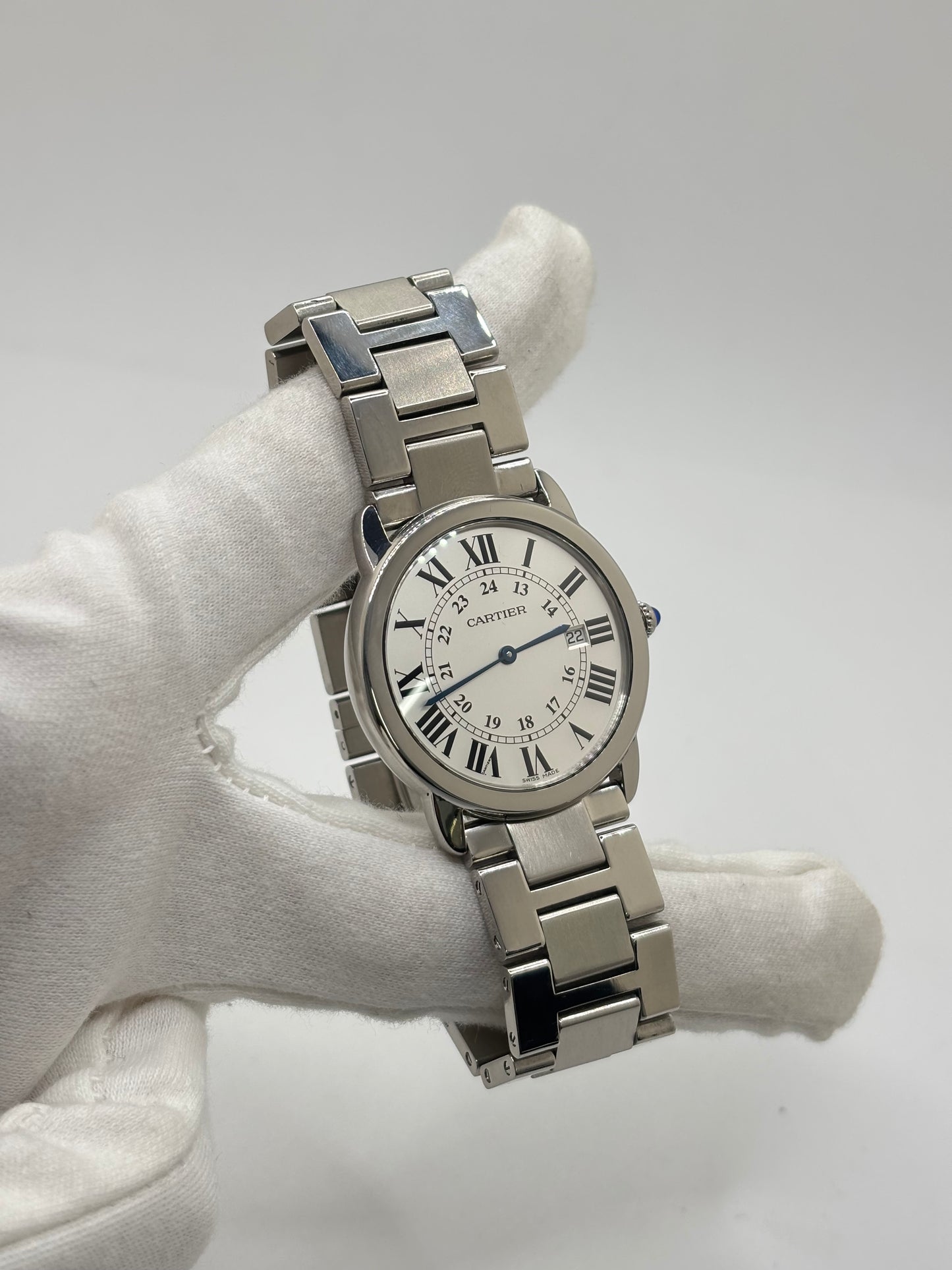 Montre Cartier Ronde Solo de Cartier 2934 en acier avec boîtier de 36 mm, mouvement à quartz et cadran argent orné de chiffres romains. Dotée d'un verre saphir, d'un bracelet en acier avec boucle déployante double pli et d'un guichet date, cette montre de luxe d'occasion allie élégance et fiabilité. En très bon état, elle présente seulement de légères traces d'usure. Un modèle intemporel, idéal pour un usage quotidien ou pour enrichir une collection.

