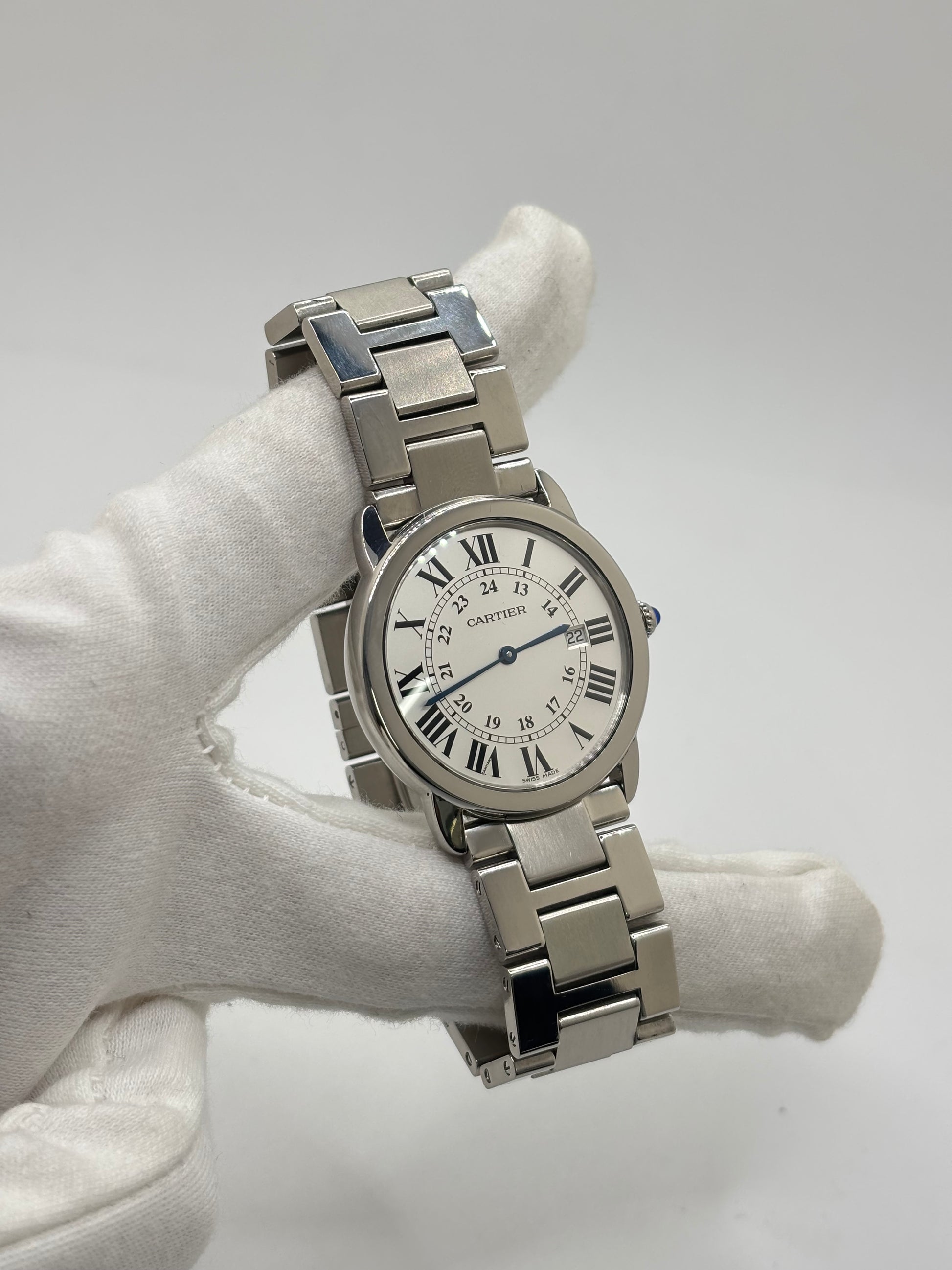 Montre Cartier Ronde Solo de Cartier 2934 en acier avec boîtier de 36 mm, mouvement à quartz et cadran argent orné de chiffres romains. Dotée d'un verre saphir, d'un bracelet en acier avec boucle déployante double pli et d'un guichet date, cette montre de luxe d'occasion allie élégance et fiabilité. En très bon état, elle présente seulement de légères traces d'usure. Un modèle intemporel, idéal pour un usage quotidien ou pour enrichir une collection.
