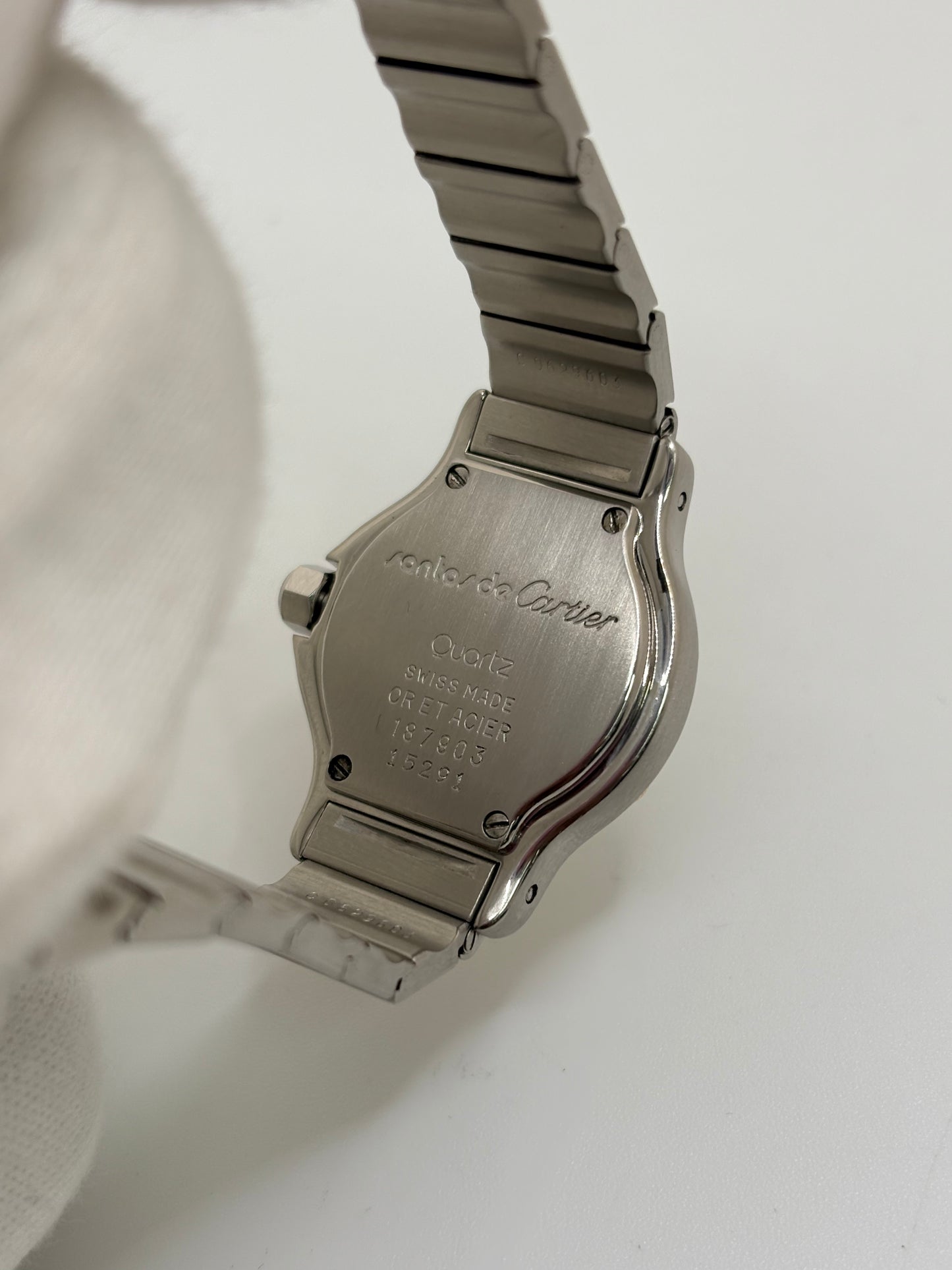 Montre Cartier Santos référence 187903 en or et acier avec boîtier de 24 x 31 mm, d'année inconnue et animée par un mouvement à quartz d'exception comptant 7 pierres. Son cadran blanc avec dateur est protégé par un verre saphir et complété par un bracelet en or et acier avec boucle pliante. Cette montre Cartier pour femme d'occasion est en très bon état, révisée en interne et livrée avec son coffret d'origine. Une pièce de luxe iconique disponible à Paris.