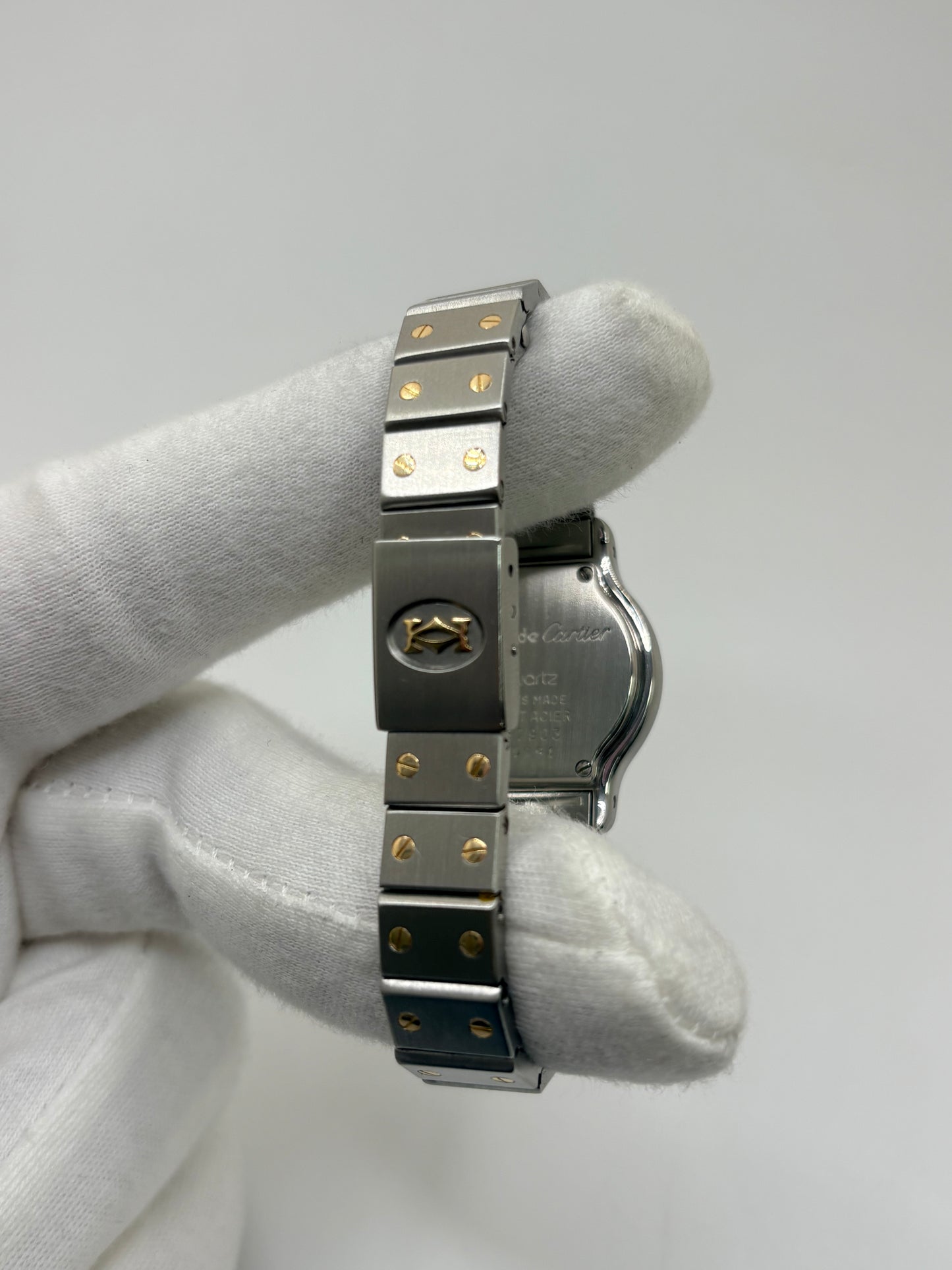 Montre Cartier Santos référence 187903 en or et acier avec boîtier de 24 x 31 mm, d'année inconnue et animée par un mouvement à quartz d'exception comptant 7 pierres. Son cadran blanc avec dateur est protégé par un verre saphir et complété par un bracelet en or et acier avec boucle pliante. Cette montre Cartier pour femme d'occasion est en très bon état, révisée en interne et livrée avec son coffret d'origine. Une pièce de luxe iconique disponible à Paris.