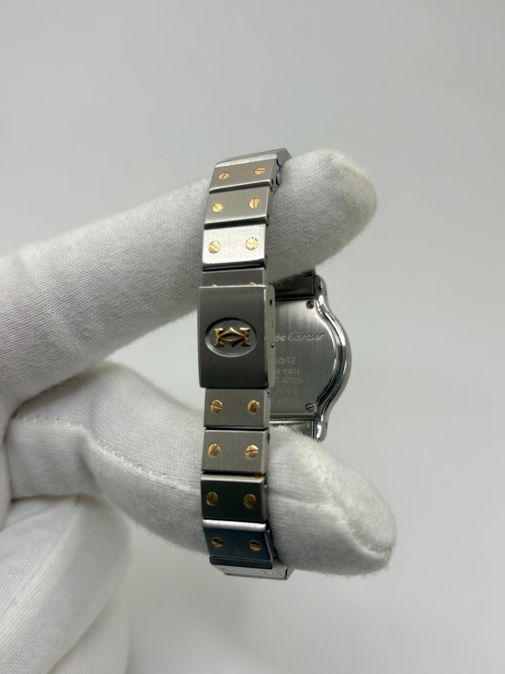 Montre Cartier Santos référence 187903 en or et acier avec boîtier de 24 x 31 mm, d'année inconnue et animée par un mouvement à quartz d'exception comptant 7 pierres. Son cadran blanc avec dateur est protégé par un verre saphir et complété par un bracelet en or et acier avec boucle pliante. Cette montre Cartier pour femme d'occasion est en très bon état, révisée en interne et livrée avec son coffret d'origine. Une pièce de luxe iconique disponible à Paris.