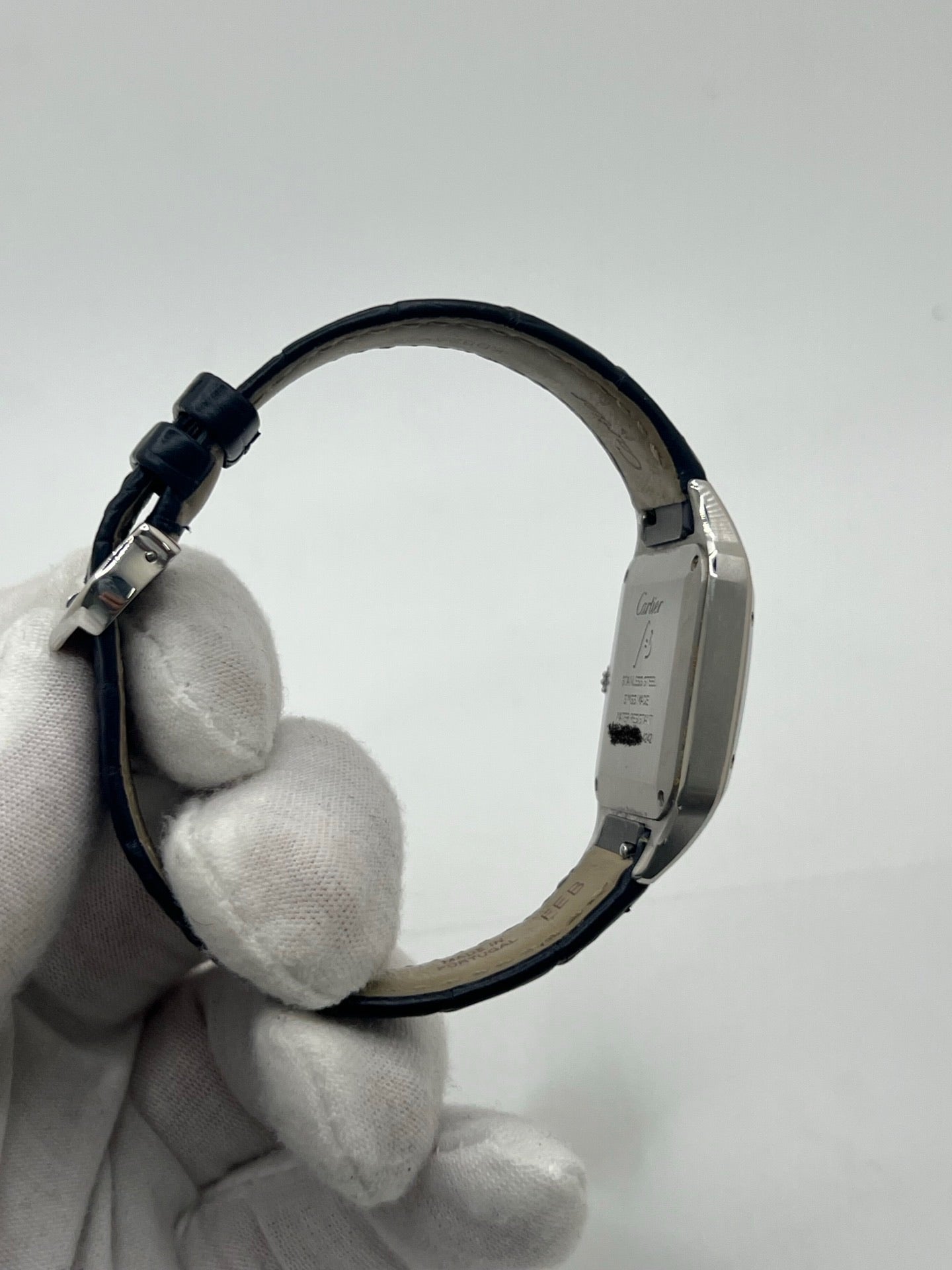 Montre élégante Santos Dumont en acier avec cadran argent et chiffres romains, équipée d’un mouvement quartz précis. Bracelet en cuir de crocodile bleu avec boucle ardillon en acier. Boîtier 38 x 27,5 mm, verre saphir et étanchéité 3 ATM. Design raffiné, idéal pour un style classique et sophistiqué. Disponible avec coffret et papiers d’origine.