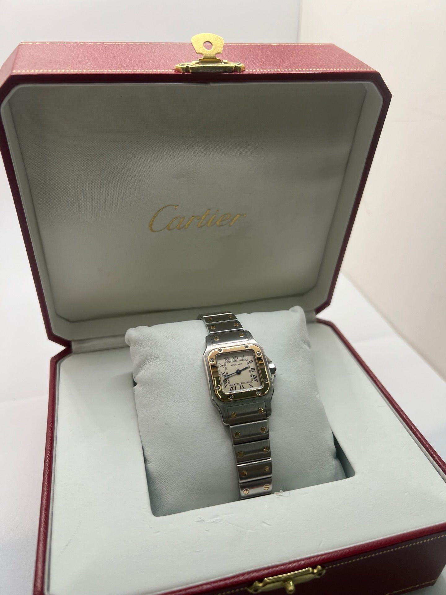 Montre Cartier Santos Galbée Lady référence 1057930 en or et acier, format 24 x 35 mm, équipée d’un mouvement quartz calibre 157. Modèle pour femme avec cadran blanc à chiffres romains, bracelet assorti et verre saphir. Pièce d’occasion en très bon état avec légères traces d’usage, livrée avec coffret d’origine.