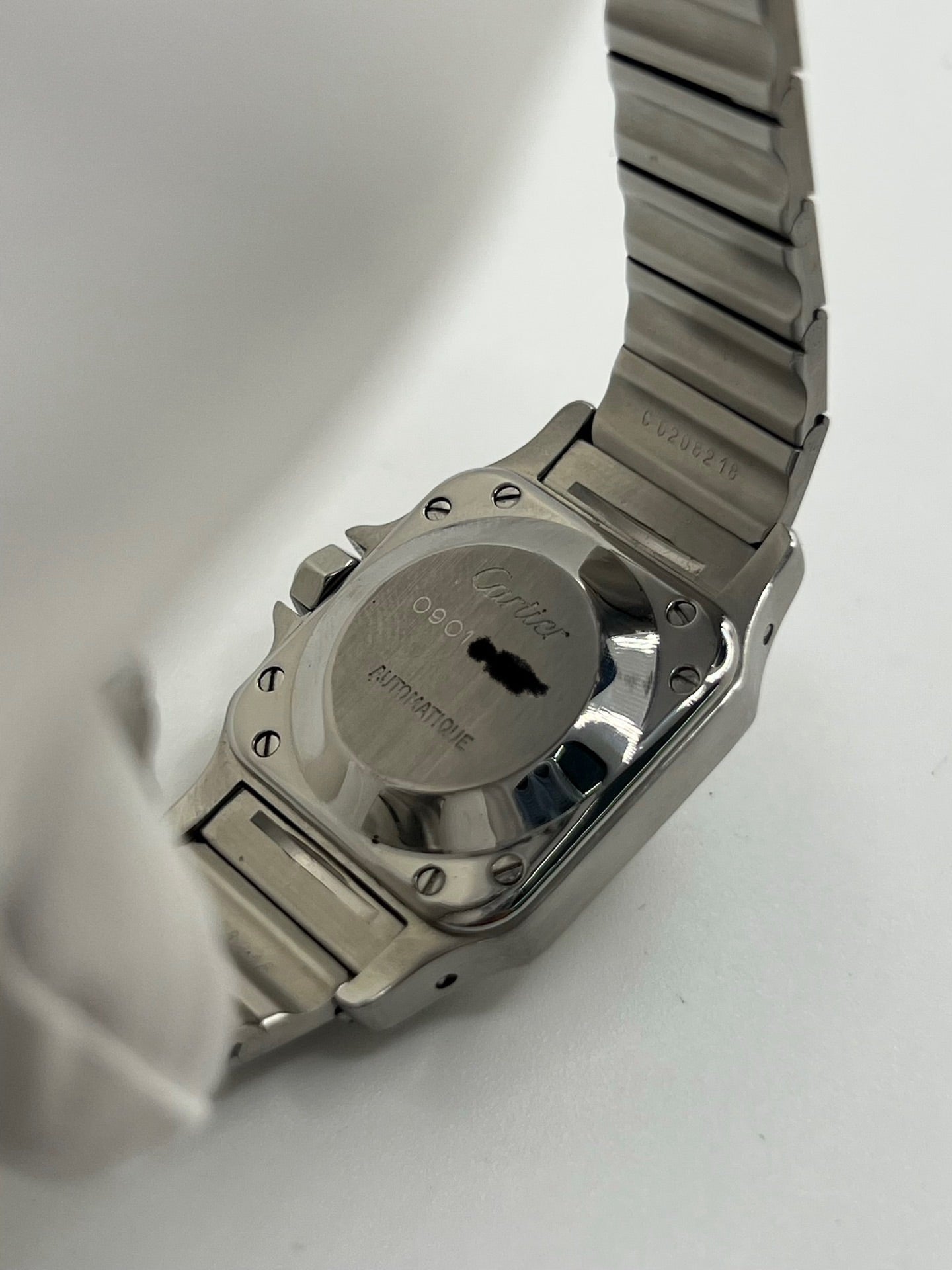 Montre Cartier Santos Lady en acier pour femme, modèle vintage à remontage automatique avec cadran blanc à chiffres romains, boîtier rectangulaire 24 x 35 mm, verre saphir et bracelet acier. Cette montre d’occasion en très bon état présente de légères traces d’usure discrètes. Livrée avec son coffret d’origine, sans papiers, cette Cartier Santos Lady allie élégance intemporelle, raffinement horloger et style iconique pour une collection de montres de luxe femme.