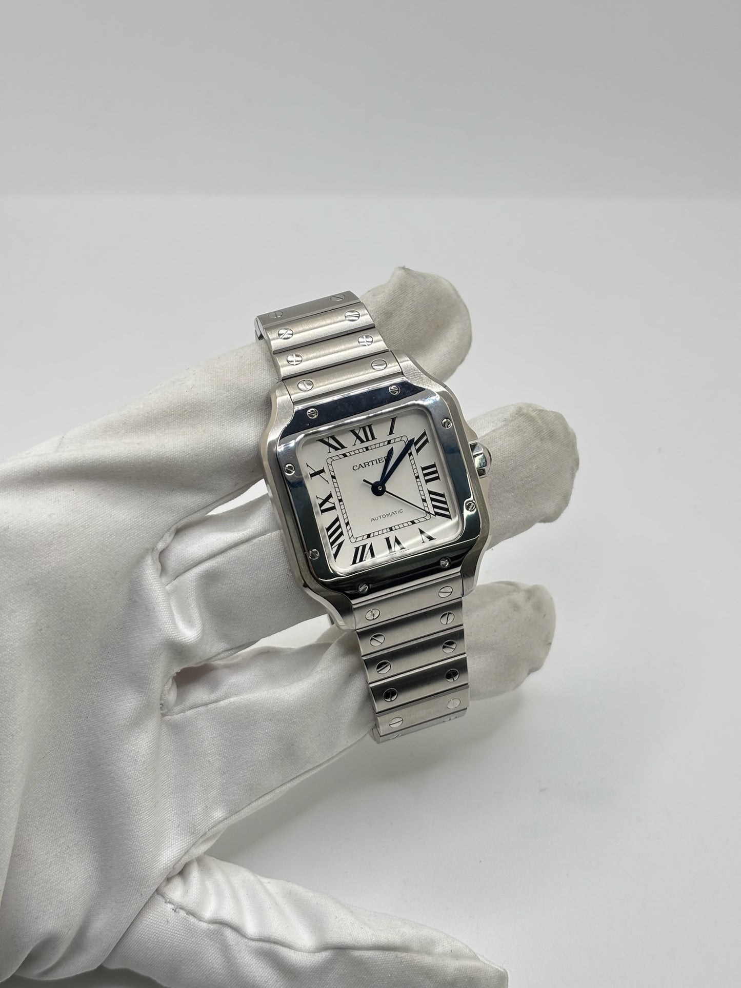 Montre Cartier Santos Medium référence WSSA0010 en acier inoxydable avec mouvement automatique Manufacture Cartier 1847 MC. Ce modèle emblématique présente un boîtier de 35 x 41,9 mm, un cadran blanc à chiffres romains, un verre saphir et un bracelet en acier assorti. Étanche jusqu'à 10 ATM et dotée d'une réserve de marche de 42 heures, cette Cartier Santos de 2019 est proposée d'occasion en très bon état avec son coffret et ses papiers d'origine. Idéale pour homme ou unisexe.
