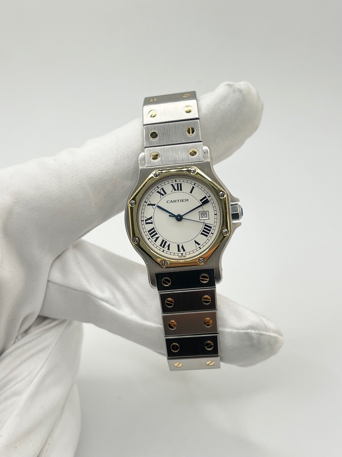 Montre Cartier Santos Octogonale 2966 en acier et or avec mouvement automatique, cadran blanc à chiffres romains et verre saphir. Modèle vintage élégant de 30 mm avec bracelet assorti et fonction date. Pièce d’occasion en très bon état, présentant de légères micro-rayures. Design iconique, idéal pour homme ou unisexe, livré avec coffret d’origine, disponible immédiatement à Paris.
