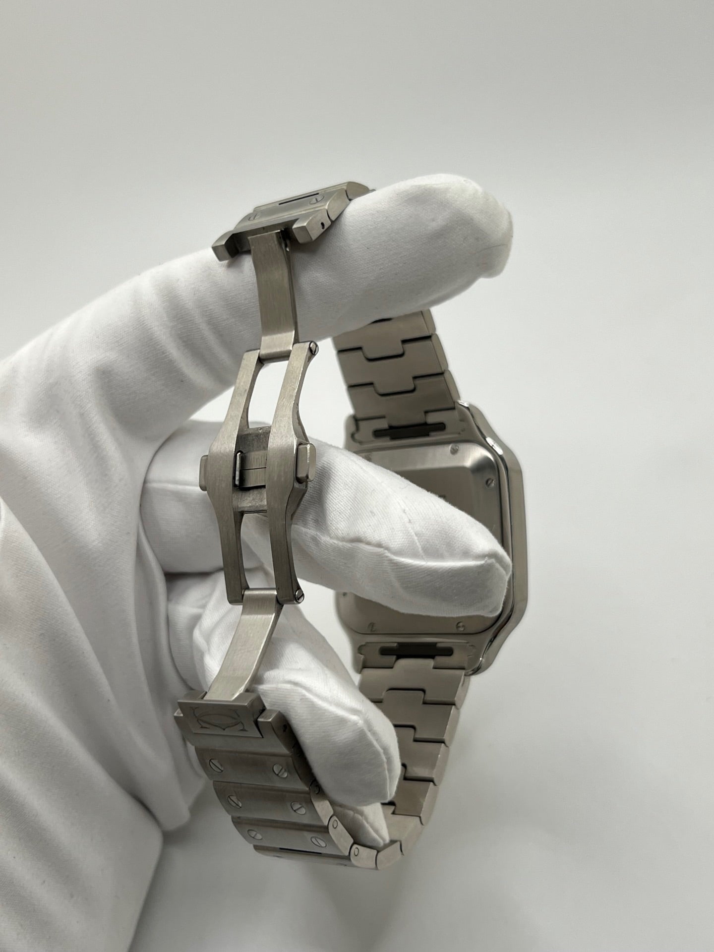 Montre Cartier Santos WSSA0030 en acier avec boîtier carré de 39,8 x 40 mm, cadran bleu à chiffres romains et aiguilles luminescentes. Modèle automatique équipé du calibre 1847 MC avec fonction date et verre saphir. Bracelet acier avec boucle déployante assurant confort et élégance. Montre de luxe sportive et iconique, idéale pour un usage quotidien ou une collection horlogère raffinée. Pièce d’occasion en très bon état, révisée, avec coffret et papiers d’origine.