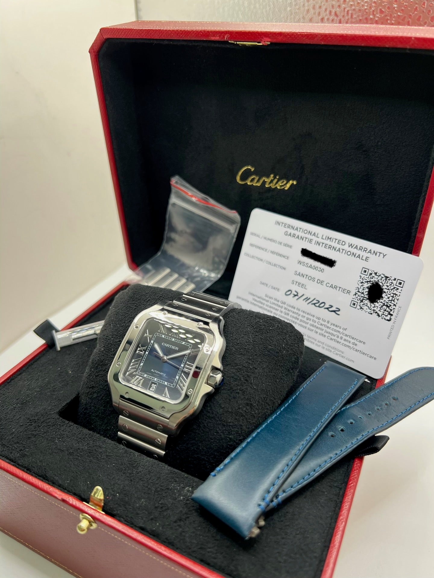 Montre Cartier Santos WSSA0030 en acier avec boîtier carré de 39,8 x 40 mm, cadran bleu à chiffres romains et aiguilles luminescentes. Modèle automatique équipé du calibre 1847 MC avec fonction date et verre saphir. Bracelet acier avec boucle déployante assurant confort et élégance. Montre de luxe sportive et iconique, idéale pour un usage quotidien ou une collection horlogère raffinée. Pièce d’occasion en très bon état, révisée, avec coffret et papiers d’origine.