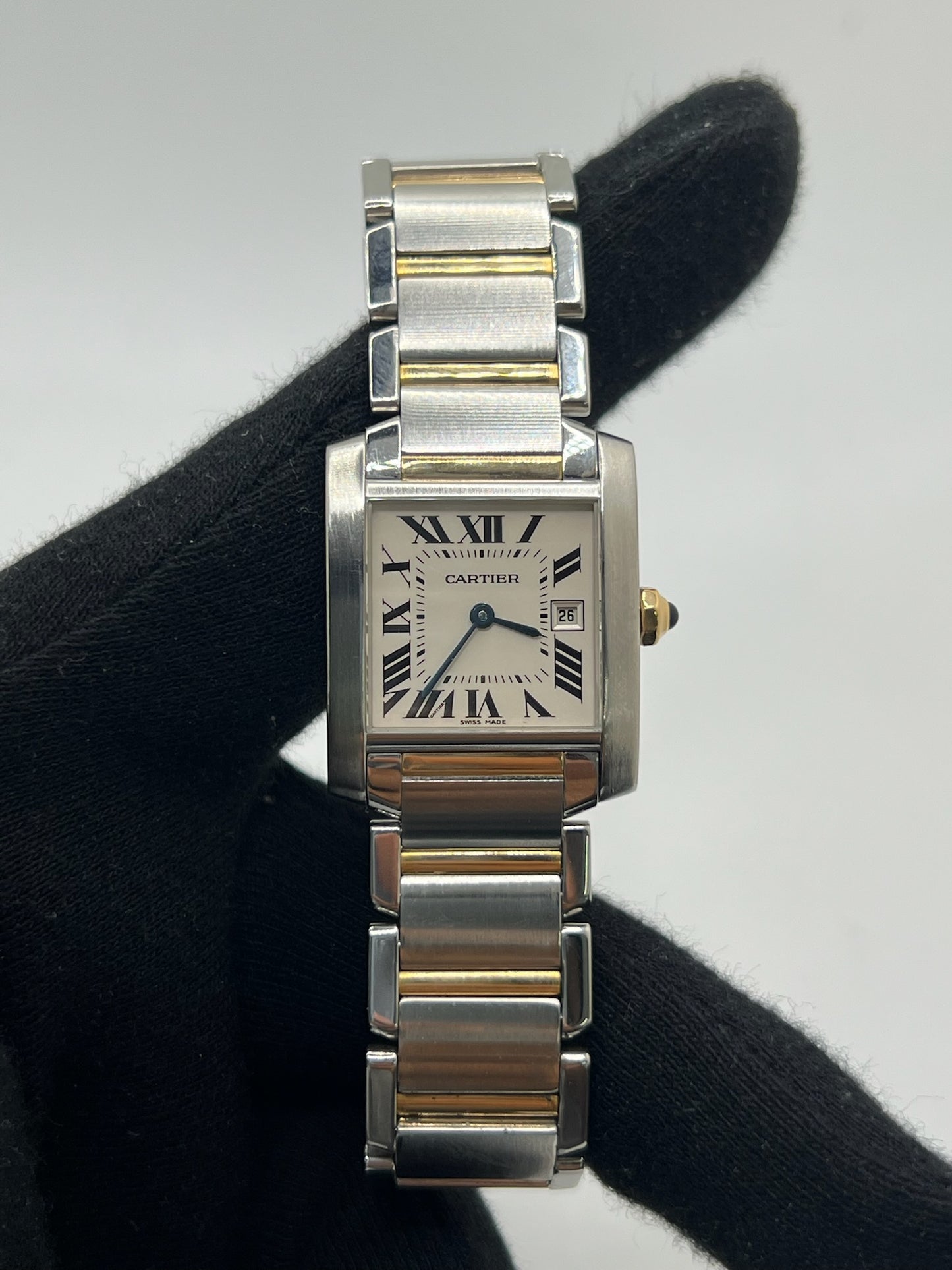 Découvrez la Cartier Tank Française, une montre femme emblématique alliant raffinement et modernité. Ce modèle en or et acier, au design intemporel, est équipé d’un mouvement quartz fiable et d’un cadran blanc aux chiffres romains. Son bracelet acier et sa boucle double plis assurent confort et élégance. Un garde-temps de luxe en très bon état, parfait pour les passionnées de la maison Cartier.