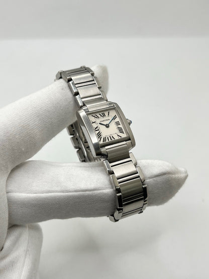 Montre Cartier Tank Française 2384 pour femme, dotée d’un mouvement à quartz et d’un boîtier rectangulaire en acier de 20 × 25 mm. Son cadran blanc est protégé par un verre saphir, tandis que son bracelet en acier avec boucle déployante double apporte une finition élégante et raffinée. D’une hauteur de 6 mm et étanche à 3 ATM, cette Cartier Tank Française incarne le style intemporel de la Maison. Modèle en très bon état, vendu avec son coffret d’origine.