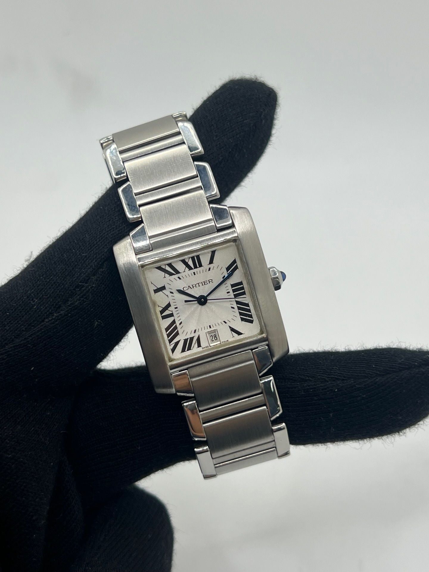 Montre Cartier Tank Française pour homme/unisexe en acier avec mouvement automatique Cartier 120. Boîtier 28x32 mm, cadran blanc à chiffres romains, verre saphir, étanchéité 3 ATM. Bracelet acier avec boucle double plis. Fonction date. État d’occasion bon, livré avec coffret d’origine, idéal pour collection ou usage quotidien élégant.