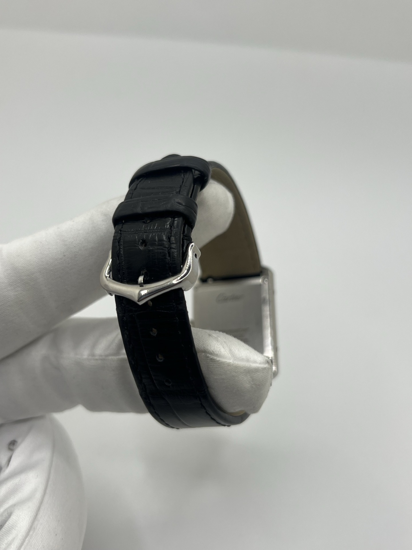 Élégante, graphique et profondément intemporelle, la Cartier Tank Must est l’une des montres les plus emblématiques de l’histoire de l’horlogerie. Inspirée du design originel de la Tank créée en 1917, elle incarne l’essence même du style Cartier : lignes pures, équilibre parfait et sophistication discrète.