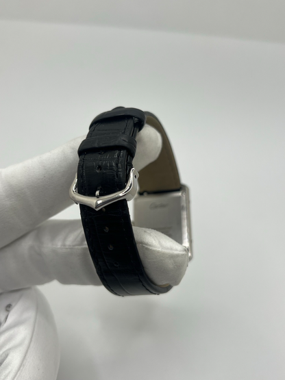 Élégante, graphique et profondément intemporelle, la Cartier Tank Must est l’une des montres les plus emblématiques de l’histoire de l’horlogerie. Inspirée du design originel de la Tank créée en 1917, elle incarne l’essence même du style Cartier : lignes pures, équilibre parfait et sophistication discrète.