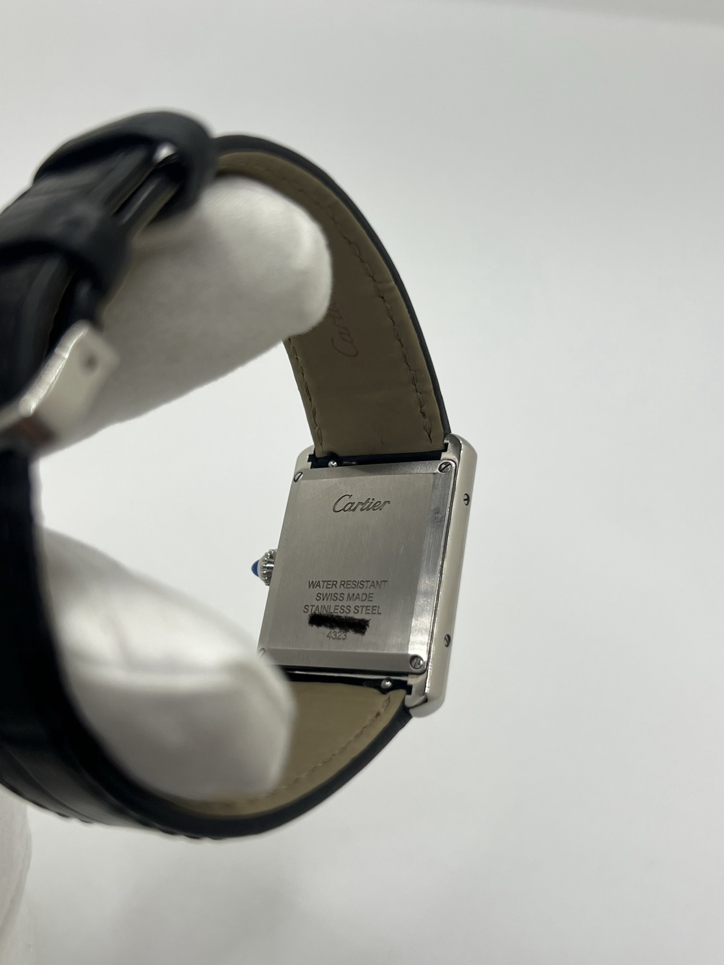 Élégante, graphique et profondément intemporelle, la Cartier Tank Must est l’une des montres les plus emblématiques de l’histoire de l’horlogerie. Inspirée du design originel de la Tank créée en 1917, elle incarne l’essence même du style Cartier : lignes pures, équilibre parfait et sophistication discrète.