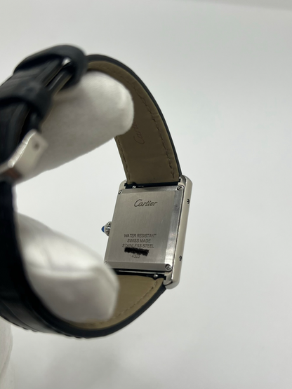 Élégante, graphique et profondément intemporelle, la Cartier Tank Must est l’une des montres les plus emblématiques de l’histoire de l’horlogerie. Inspirée du design originel de la Tank créée en 1917, elle incarne l’essence même du style Cartier : lignes pures, équilibre parfait et sophistication discrète.