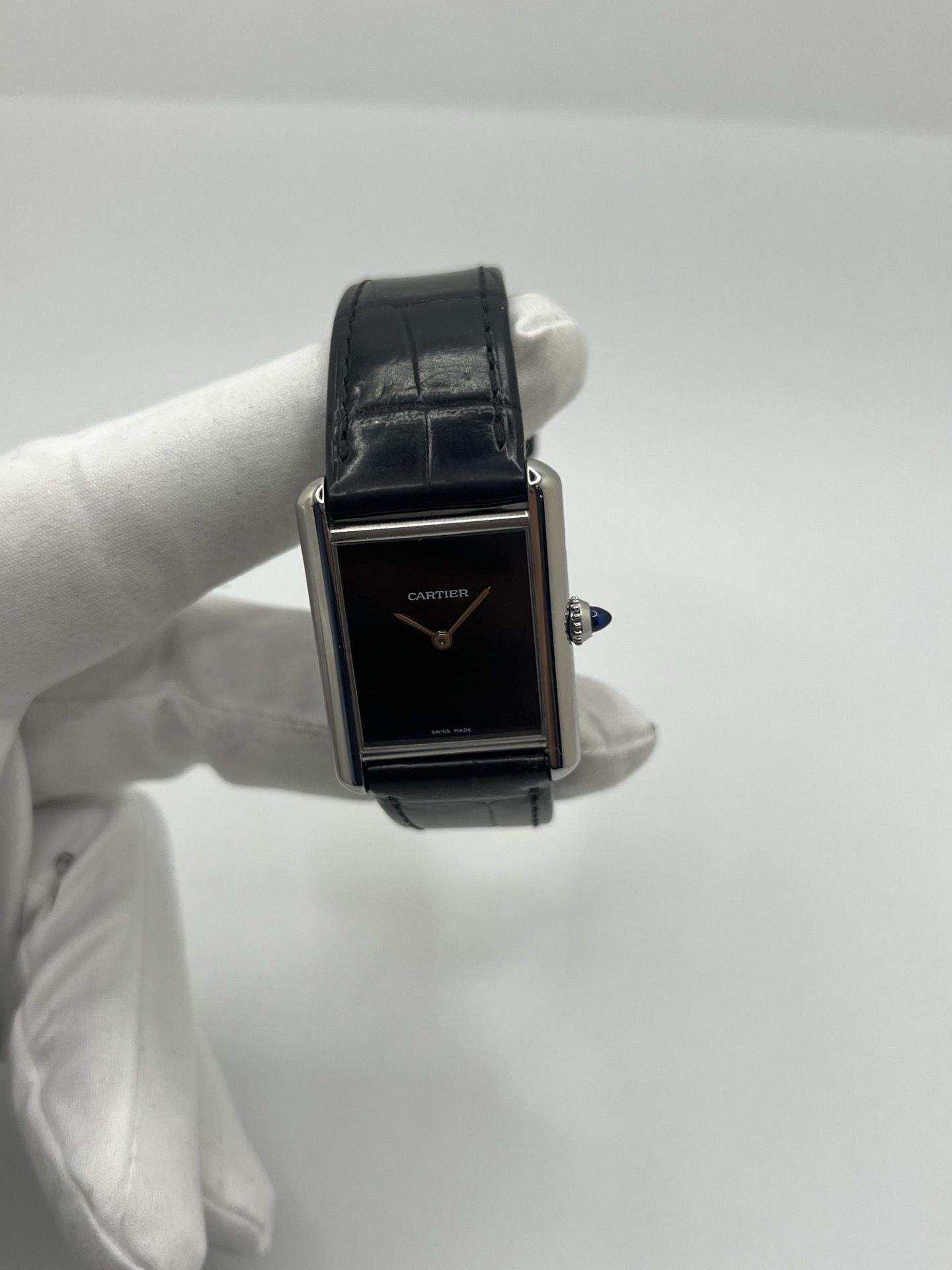 Élégante, graphique et profondément intemporelle, la Cartier Tank Must est l’une des montres les plus emblématiques de l’histoire de l’horlogerie. Inspirée du design originel de la Tank créée en 1917, elle incarne l’essence même du style Cartier : lignes pures, équilibre parfait et sophistication discrète.