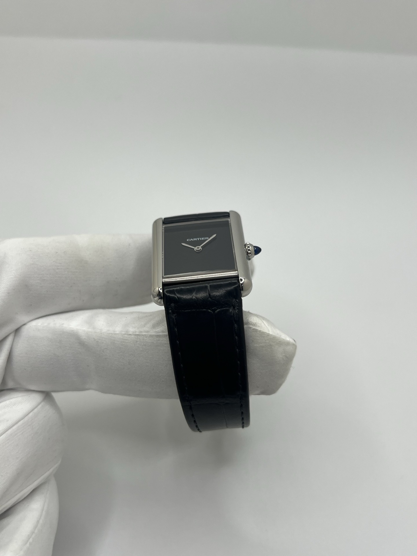 Élégante, graphique et profondément intemporelle, la Cartier Tank Must est l’une des montres les plus emblématiques de l’histoire de l’horlogerie. Inspirée du design originel de la Tank créée en 1917, elle incarne l’essence même du style Cartier : lignes pures, équilibre parfait et sophistication discrète.