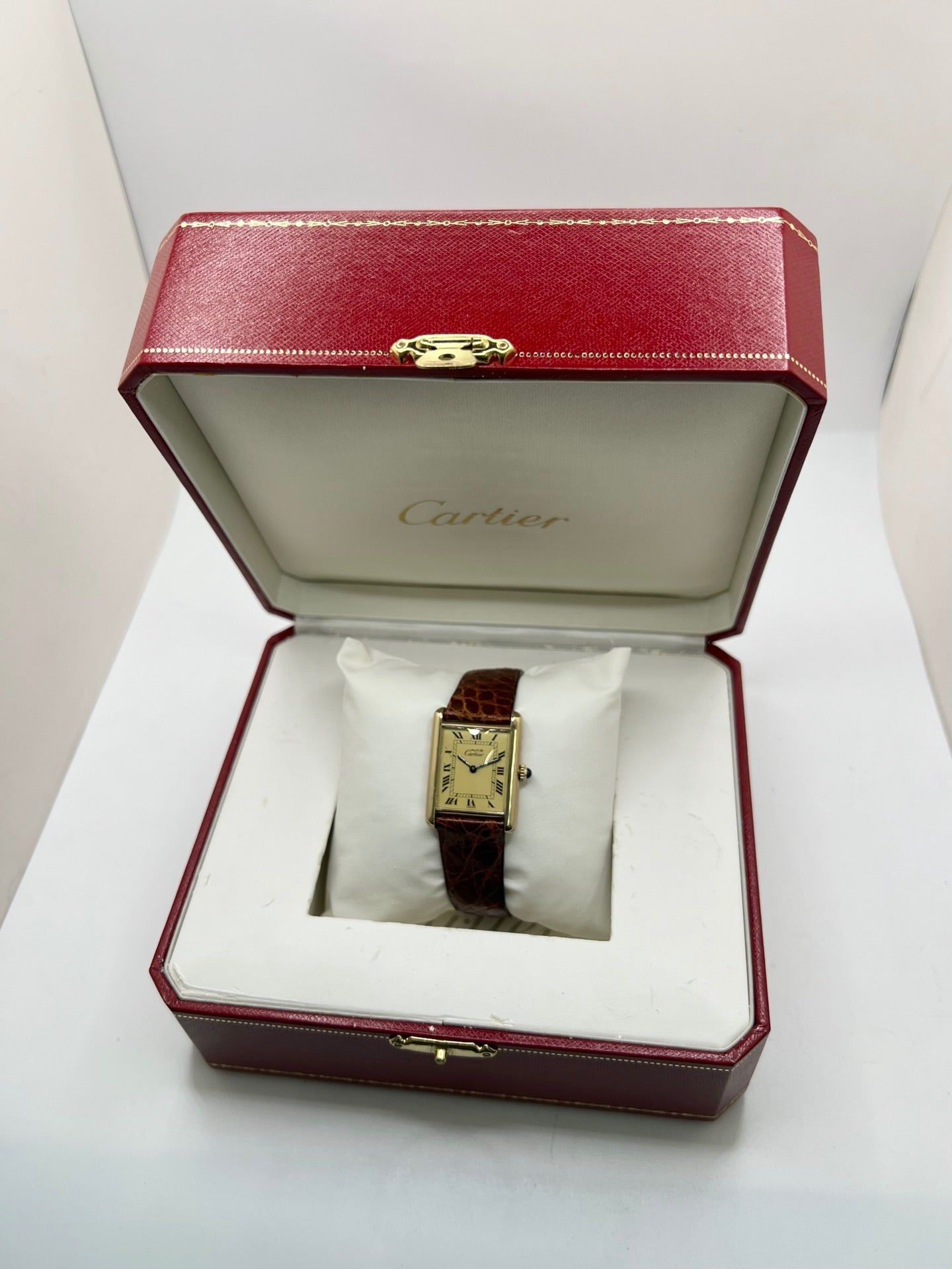 Cartier Tank Must Vermeil en argent avec boîtier rectangulaire de 23 x 30 mm, mouvement à remontage manuel et cadran champagne à chiffres romains. Cette montre unisexe est équipée d’un bracelet en cuir brun avec boucle ardillon en acier et d’un verre saphir. Modèle d’occasion en très bon état, révisé en interne en 2026. Une montre Cartier élégante et intemporelle, livrée avec coffret d’origine, sans papiers d’origine.
