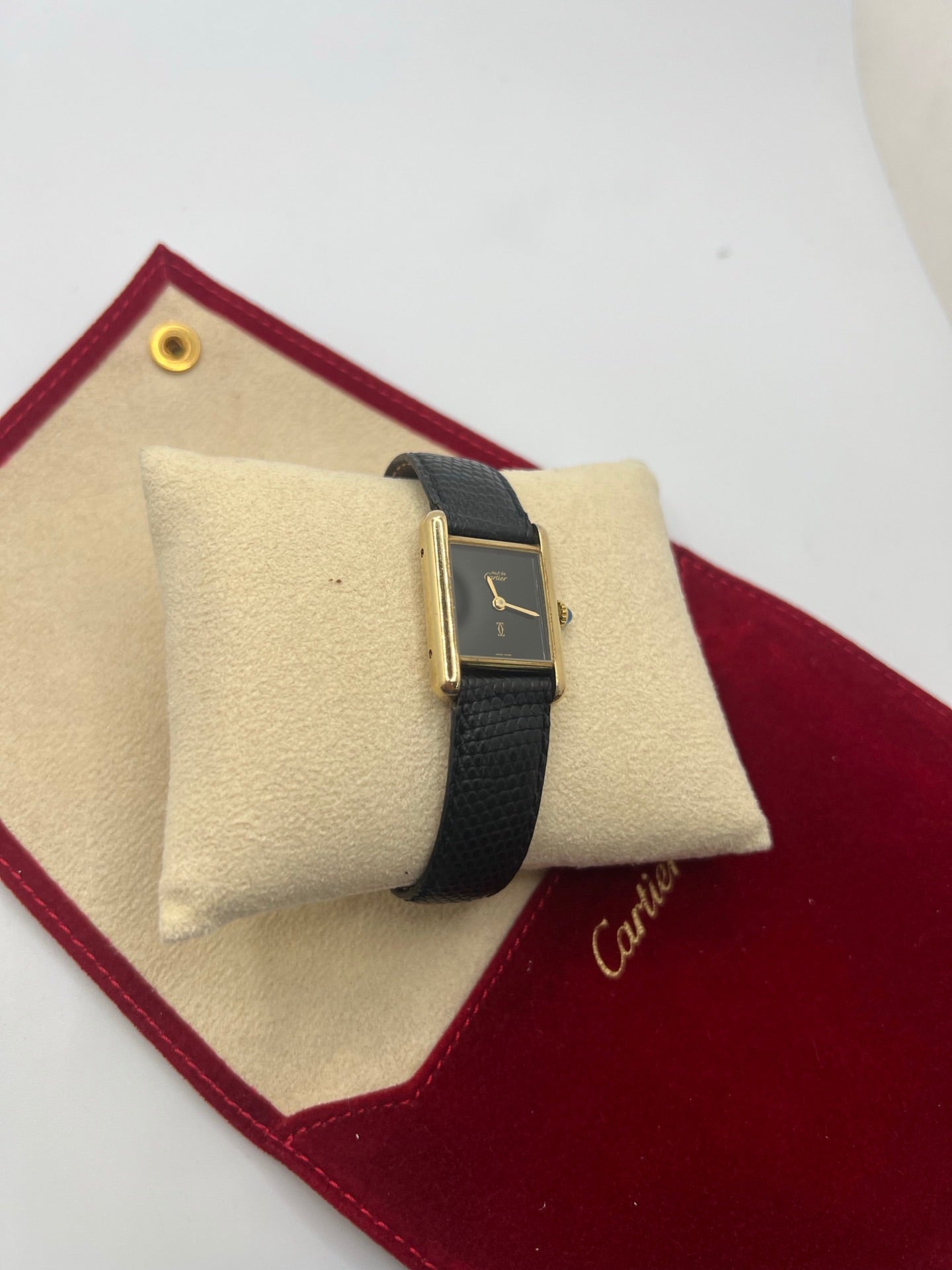 Montre Cartier Tank Must Vermeil référence 5057001 pour femme, boîtier en argent 20 x 28 mm, cadran noir sans chiffres et bracelet en cuir de lézard noir. Modèle à mouvement quartz, en bon état avec traces d’usure légères. Montre élégante au style intemporel, idéale pour un look sophistiqué et raffiné. Parfaite pour les amateurs de pièces vintage.