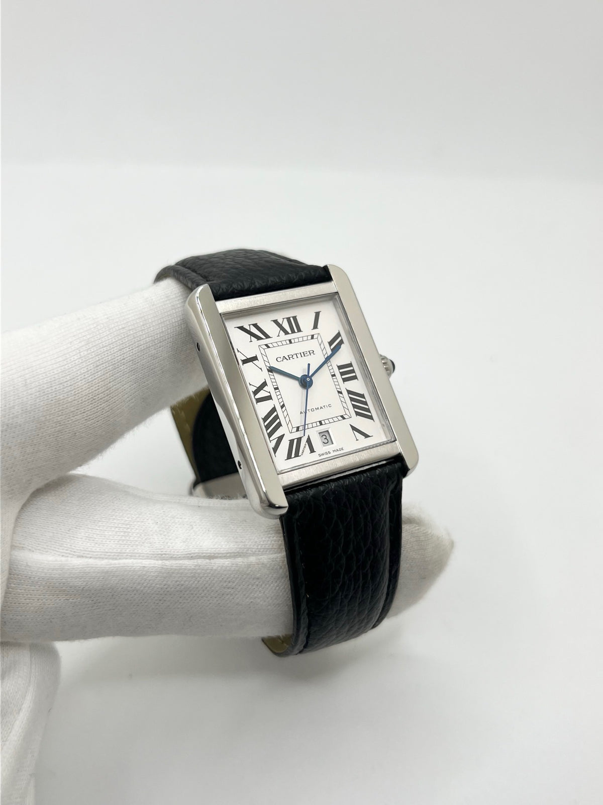 Montre Cartier Tank Solo XL 3515 en acier, équipée d’un mouvement automatique calibre 049 offrant une réserve de marche de 42 heures. Son boîtier de 31 × 41 mm accueille un cadran argent protégé par un verre saphir. Cette Cartier Tank Solo XL dispose d’un affichage de la date et d’un bracelet noir en cuir de vache avec boucle déployante en acier. Modèle de 2021, étanche à 3 ATM et livré avec son coffret et ses papiers d’origine, en très bon état.