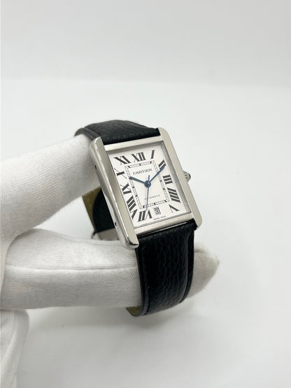 Montre Cartier Tank Solo XL 3515 en acier, équipée d’un mouvement automatique calibre 049 offrant une réserve de marche de 42 heures. Son boîtier de 31 × 41 mm accueille un cadran argent protégé par un verre saphir. Cette Cartier Tank Solo XL dispose d’un affichage de la date et d’un bracelet noir en cuir de vache avec boucle déployante en acier. Modèle de 2021, étanche à 3 ATM et livré avec son coffret et ses papiers d’origine, en très bon état.
