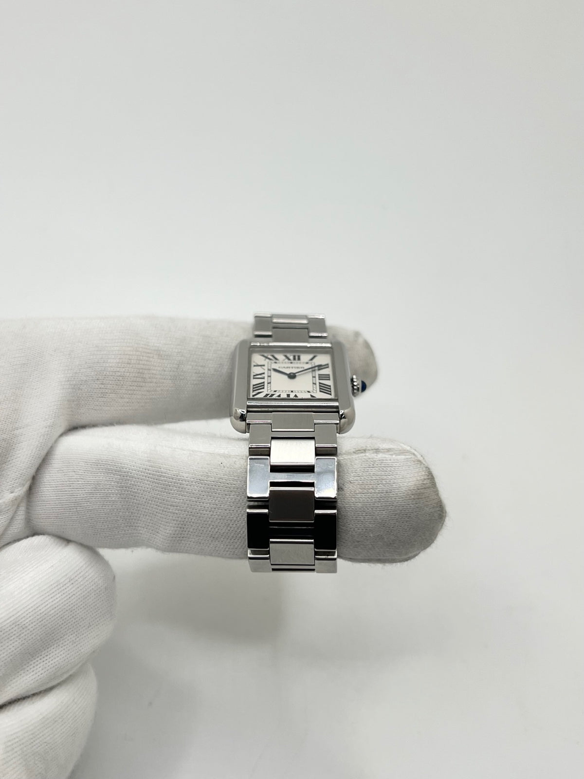 Découvrez la montre Cartier Tank Solo 3170, un modèle emblématique de la maison Cartier, reconnu pour son design rectangulaire élégant et intemporel. Cette montre de luxe allie raffinement, sobriété et savoir-faire horloger. La Cartier Tank Solo séduit par ses lignes épurées et son allure classique, idéale pour sublimer toutes les tenues. Une montre Cartier d’occasion qui incarne l’élégance parisienne et constitue une pièce incontournable pour les amateurs d’horlogerie de luxe et de montres de collection.
