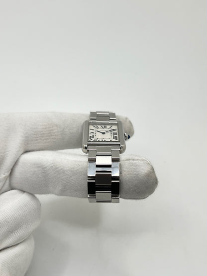 Découvrez la montre Cartier Tank Solo 3170, un modèle emblématique de la maison Cartier, reconnu pour son design rectangulaire élégant et intemporel. Cette montre de luxe allie raffinement, sobriété et savoir-faire horloger. La Cartier Tank Solo séduit par ses lignes épurées et son allure classique, idéale pour sublimer toutes les tenues. Une montre Cartier d’occasion qui incarne l’élégance parisienne et constitue une pièce incontournable pour les amateurs d’horlogerie de luxe et de montres de collection.