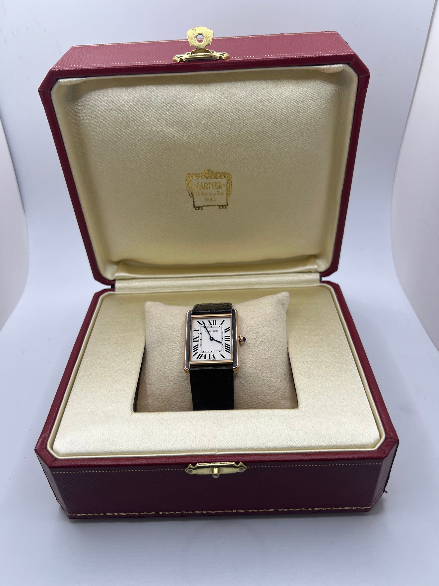 Découvrez la montre Cartier Tank Solo en or jaune 18K, symbole d’élégance intemporelle et de raffinement. Ce modèle emblématique allie design classique et luxe discret, idéal pour les amateurs de haute horlogerie. Parfaite pour sublimer un poignet avec distinction, la Tank Solo incarne le savoir-faire horloger de la maison Cartier.