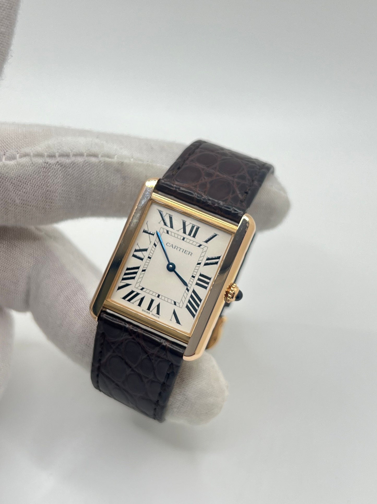 Découvrez la montre Cartier Tank Solo en or jaune 18K, symbole d’élégance intemporelle et de raffinement. Ce modèle emblématique allie design classique et luxe discret, idéal pour les amateurs de haute horlogerie. Parfaite pour sublimer un poignet avec distinction, la Tank Solo incarne le savoir-faire horloger de la maison Cartier.