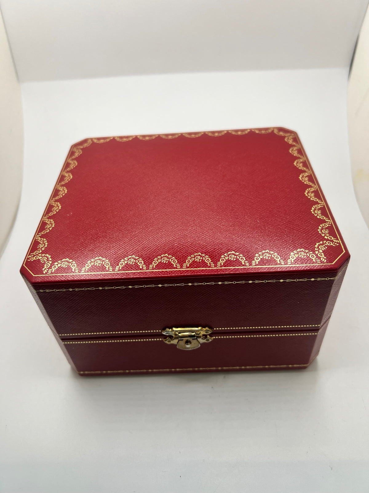 Découvrez la montre Cartier Tank Solo 3170, un modèle emblématique de la maison Cartier, reconnu pour son design rectangulaire élégant et intemporel. Cette montre de luxe allie raffinement, sobriété et savoir-faire horloger. La Cartier Tank Solo séduit par ses lignes épurées et son allure classique, idéale pour sublimer toutes les tenues. Une montre Cartier d’occasion qui incarne l’élégance parisienne et constitue une pièce incontournable pour les amateurs d’horlogerie de luxe et de montres de collection.