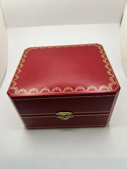 Découvrez la montre Cartier Tank Solo 3170, un modèle emblématique de la maison Cartier, reconnu pour son design rectangulaire élégant et intemporel. Cette montre de luxe allie raffinement, sobriété et savoir-faire horloger. La Cartier Tank Solo séduit par ses lignes épurées et son allure classique, idéale pour sublimer toutes les tenues. Une montre Cartier d’occasion qui incarne l’élégance parisienne et constitue une pièce incontournable pour les amateurs d’horlogerie de luxe et de montres de collection.