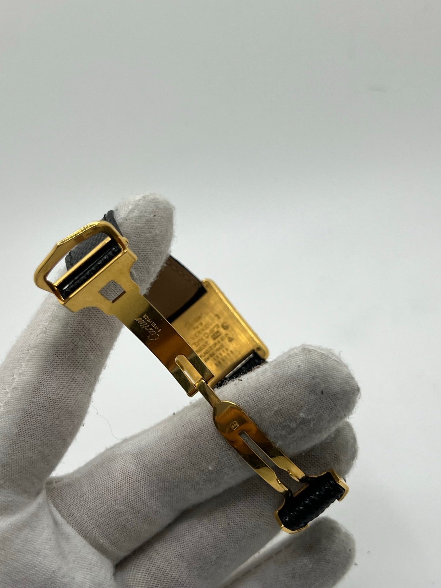 Montre Cartier Tank Vermeil référence 590005 vintage de 1989, avec boîtier rectangulaire en argent aux proportions classiques 23 x 30 mm, cadran argenté élégant avec chiffres arabes noirs et aiguilles bleuies, verre saphir et mouvement quartz. Montée sur un bracelet en cuir de lézard noir avec boucle ardillon en acier. Modèle iconique au design intemporel, livré avec son coffret et ses papiers d’origine, en très bon état.