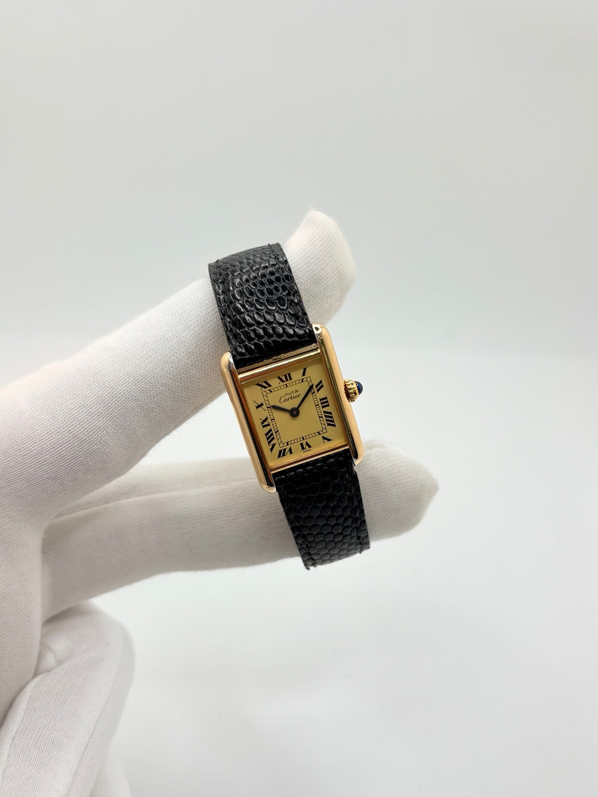 Montre Cartier Tank Vermeil 5057001 en très bon état, équipée d’un mouvement quartz et d’un boîtier en argent de 20 × 28 mm. Son cadran blanc à chiffres romains est protégé par un verre minéral. Cette montre Cartier Tank Vermeil possède un bracelet en cuir de lézard noir avec boucle ardillon en acier. Livrée avec son coffret d’origine, elle séduit par son design élégant et intemporel, emblématique de la collection Tank.