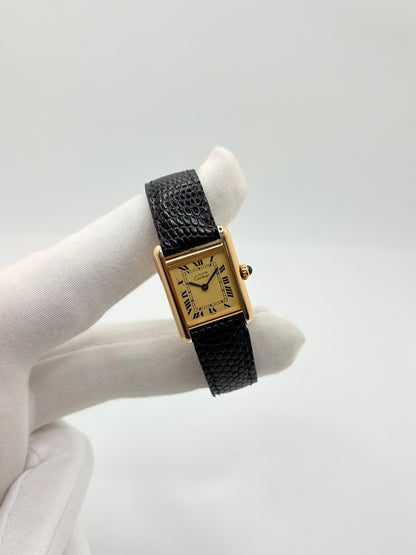 Montre Cartier Tank Vermeil 5057001 en très bon état, équipée d’un mouvement quartz et d’un boîtier en argent de 20 × 28 mm. Son cadran blanc à chiffres romains est protégé par un verre minéral. Cette montre Cartier Tank Vermeil possède un bracelet en cuir de lézard noir avec boucle ardillon en acier. Livrée avec son coffret d’origine, elle séduit par son design élégant et intemporel, emblématique de la collection Tank.