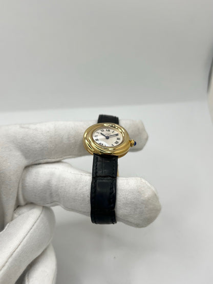 Montre Cartier Trinity référence 2735 pour femme en argent avec boîtier de 27 mm, cadran blanc à chiffres romains et verre saphir. Cette montre Cartier Trinity à mouvement quartz est équipée d’un bracelet en cuir avec boucle déployante en acier. Son design intemporel et élégant en fait une montre de luxe vintage idéale pour les collectionneuses ou pour un usage quotidien. Modèle d’occasion en très bon état, avec de légères traces d’usure, livré avec son coffret d’origine.