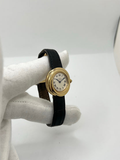 Montre Cartier Trinity référence 2735 pour femme en argent avec boîtier de 27 mm, cadran blanc à chiffres romains et verre saphir. Cette montre Cartier Trinity à mouvement quartz est équipée d’un bracelet en cuir avec boucle déployante en acier. Son design intemporel et élégant en fait une montre de luxe vintage idéale pour les collectionneuses ou pour un usage quotidien. Modèle d’occasion en très bon état, avec de légères traces d’usure, livré avec son coffret d’origine.