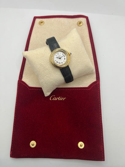 Montre Cartier Trinity référence 2735 pour femme en argent avec boîtier de 27 mm, cadran blanc à chiffres romains et verre saphir. Cette montre Cartier Trinity à mouvement quartz est équipée d’un bracelet en cuir avec boucle déployante en acier. Son design intemporel et élégant en fait une montre de luxe vintage idéale pour les collectionneuses ou pour un usage quotidien. Modèle d’occasion en très bon état, avec de légères traces d’usure, livré avec son coffret d’origine.