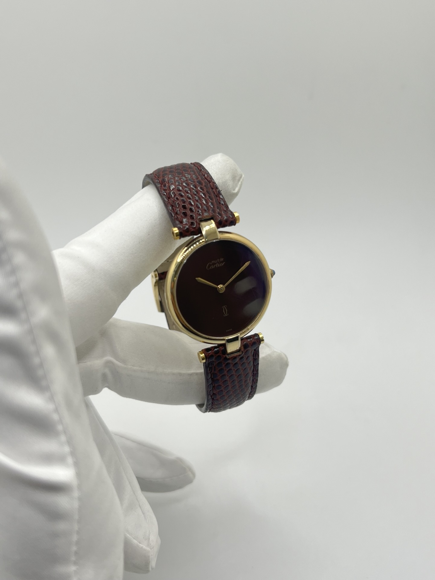 Montre Cartier Must Vendôme Vermeil 30 mm avec cadran bordeaux “burgundy”. Ce modèle vintage emblématique présente un boîtier rond en vermeil (argent plaqué or), un cadran laqué rouge profond signature de la collection Must, des aiguilles dorées élégantes et un design classique intemporel. Montre de luxe suisse recherchée par les collectionneurs, idéale pour les amateurs d’horlogerie vintage et de pièces iconiques au style raffiné.