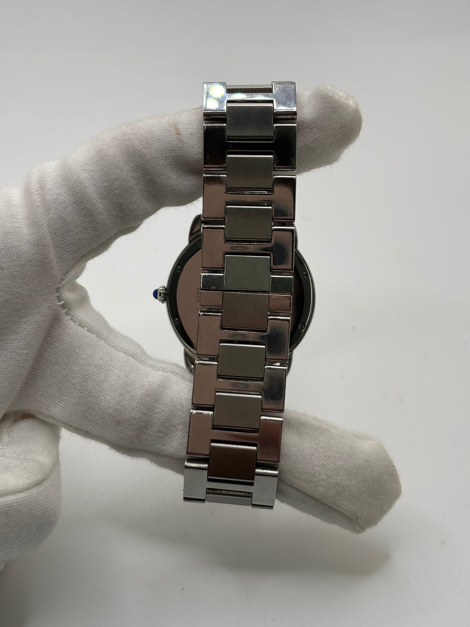 Montre Cartier Ronde Solo de Cartier 2934 en acier avec boîtier de 36 mm, mouvement à quartz et cadran argent orné de chiffres romains. Dotée d'un verre saphir, d'un bracelet en acier avec boucle déployante double pli et d'un guichet date, cette montre de luxe d'occasion allie élégance et fiabilité. En très bon état, elle présente seulement de légères traces d'usure. Un modèle intemporel, idéal pour un usage quotidien ou pour enrichir une collection.
