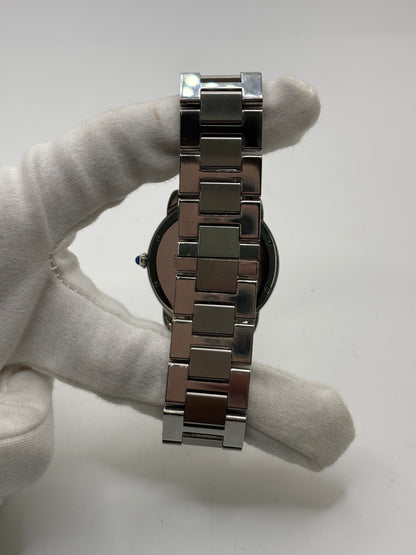 Montre Cartier Ronde Solo de Cartier 2934 en acier avec boîtier de 36 mm, mouvement à quartz et cadran argent orné de chiffres romains. Dotée d'un verre saphir, d'un bracelet en acier avec boucle déployante double pli et d'un guichet date, cette montre de luxe d'occasion allie élégance et fiabilité. En très bon état, elle présente seulement de légères traces d'usure. Un modèle intemporel, idéal pour un usage quotidien ou pour enrichir une collection.
