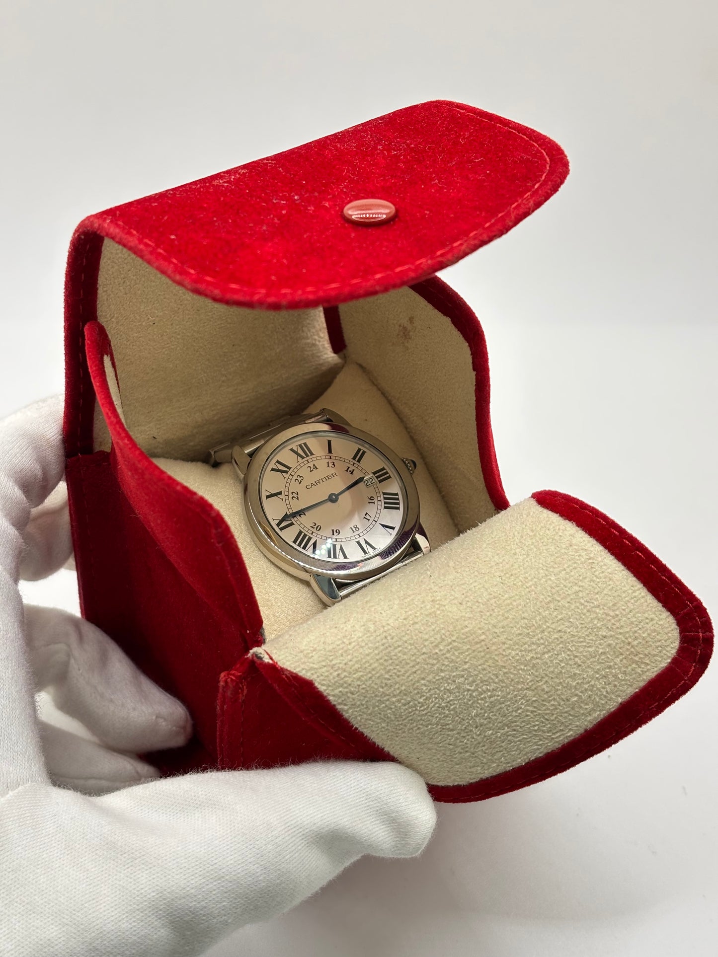 Montre Cartier Ronde Solo de Cartier 2934 en acier avec boîtier de 36 mm, mouvement à quartz et cadran argent orné de chiffres romains. Dotée d'un verre saphir, d'un bracelet en acier avec boucle déployante double pli et d'un guichet date, cette montre de luxe d'occasion allie élégance et fiabilité. En très bon état, elle présente seulement de légères traces d'usure. Un modèle intemporel, idéal pour un usage quotidien ou pour enrichir une collection.
