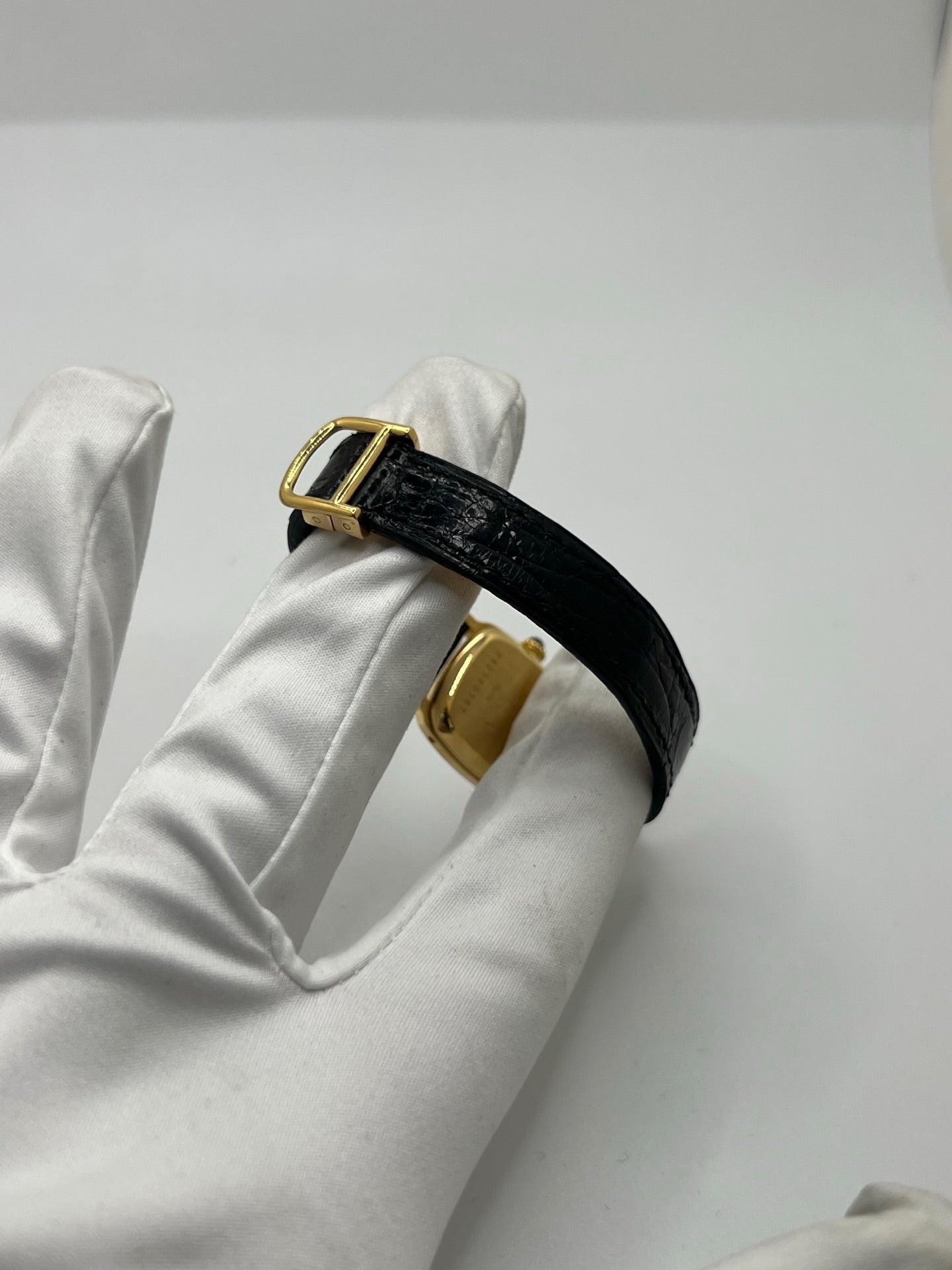 Montre Cartier Chambord 7825 pour femme, équipée d’un mouvement quartz et d’un boîtier en or jaune de 21 mm. Ce modèle d’occasion en très bon état présente un cadran blanc à chiffres romains, un verre minéral et un bracelet en cuir de crocodile noir avec boucle ardillon en or jaune. Élégante et intemporelle, la Cartier Chambord 7825 séduit par son style raffiné et son design classique, idéale pour les passionnées de montres de luxe vintage.