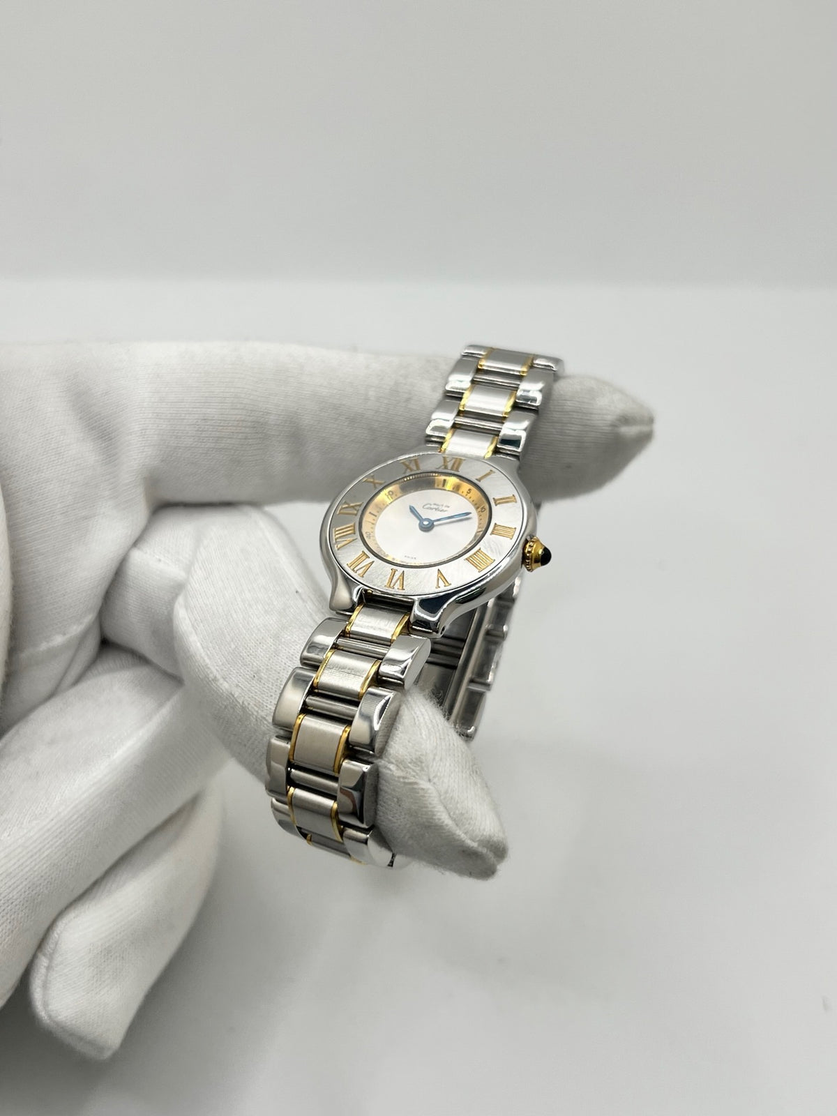 Montre Cartier 21 Must de Cartier référence 1340, modèle vintage au design intemporel. Cette montre de luxe présente un boîtier en acier de 28 mm, un bracelet bicolore en acier et or ainsi qu’un cadran argenté. Équipée d’un mouvement quartz suisse à 7 rubis et d’un verre saphir, elle offre une étanchéité de 3 ATM. Élégante et raffinée, cette Cartier 21 vintage allie le savoir-faire horloger de Cartier à un style classique et sophistiqué.